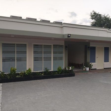 El Nipa Hotel ラブハン・バジョ エクステリア 写真